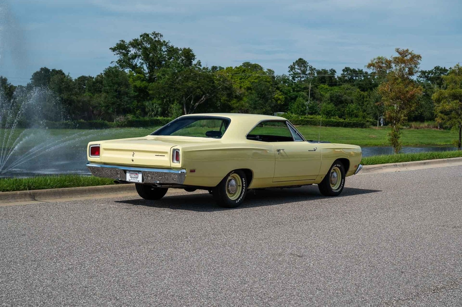 Plymouth-Road-Runner-1969-2-Door-5