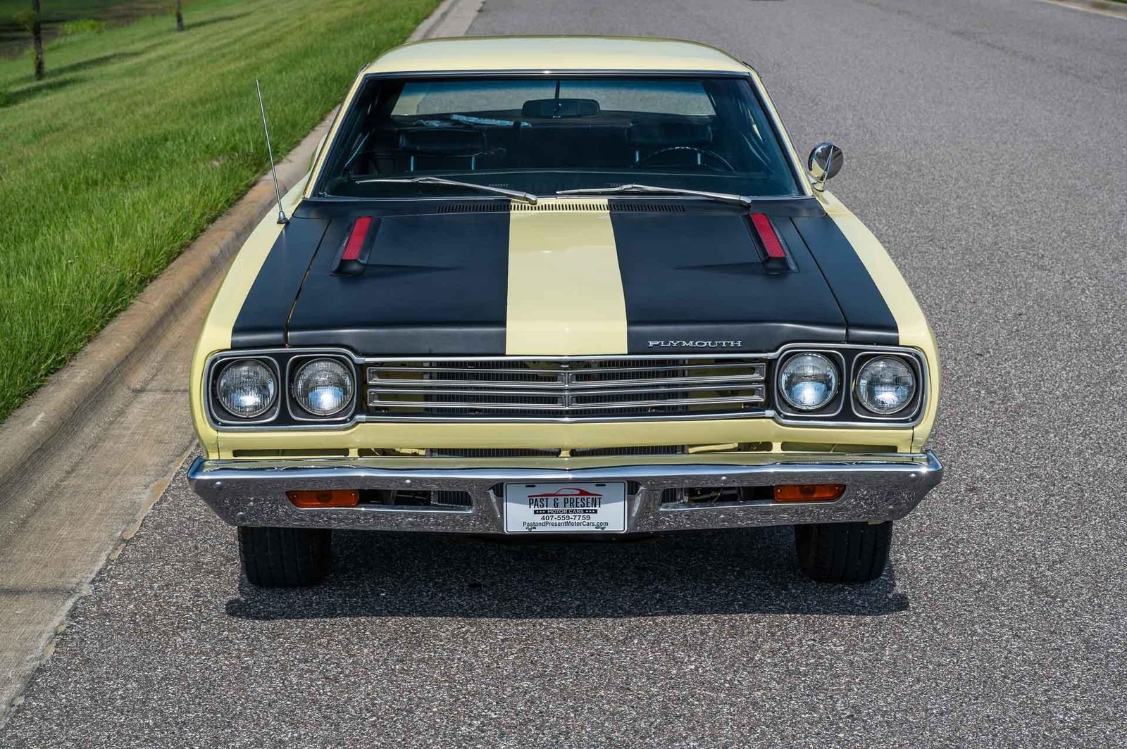Plymouth-Road-Runner-1969-2-Door-9