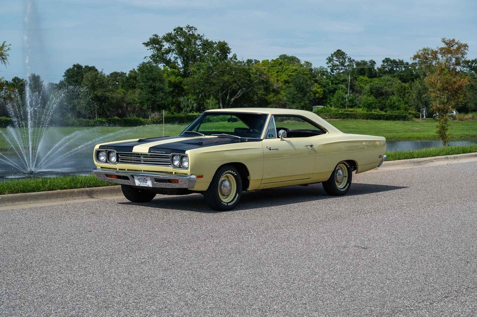 Plymouth-Road-Runner-1969-2-Door