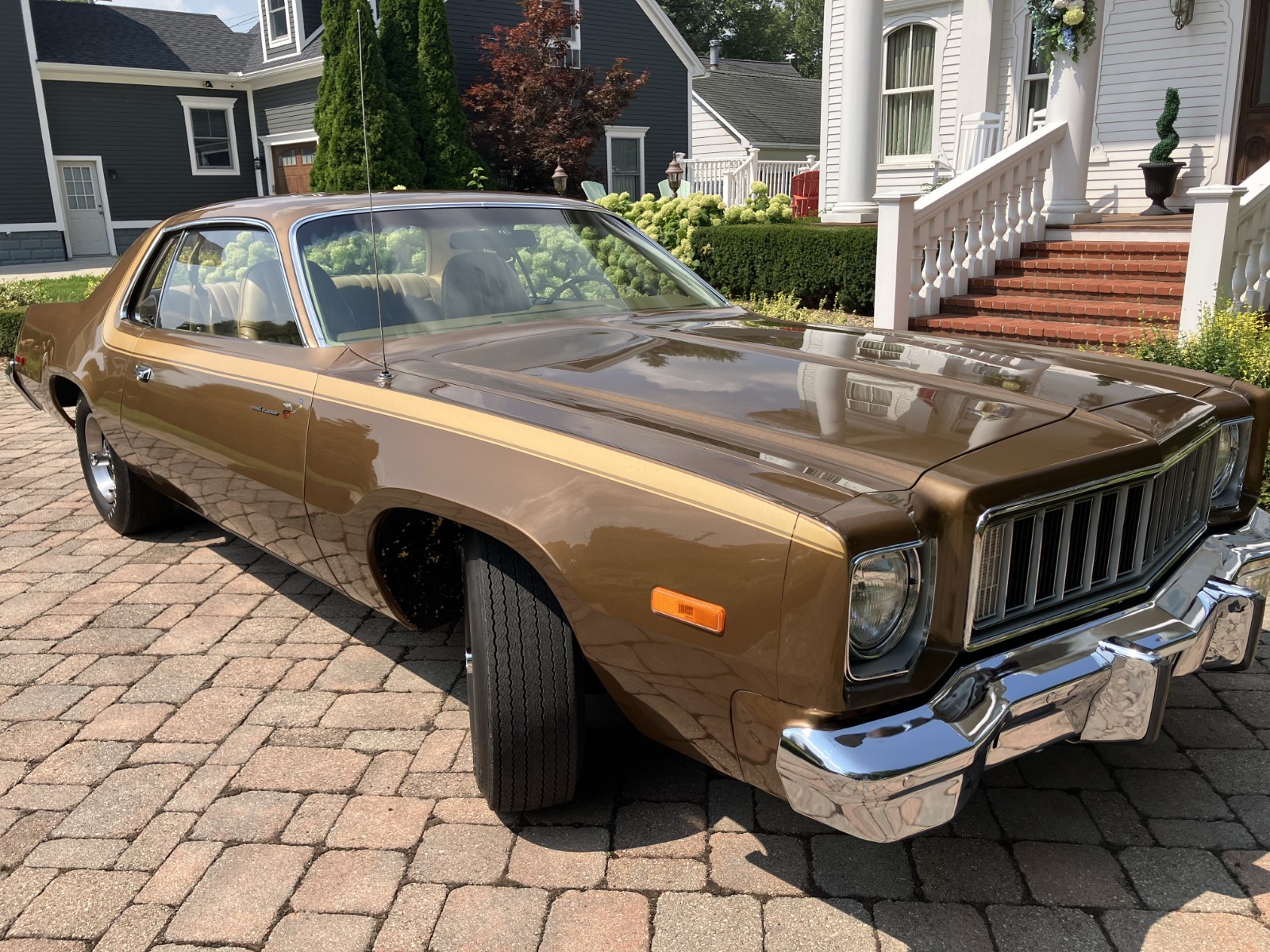 Plymouth-Road-Runner-1975-Coupe-3