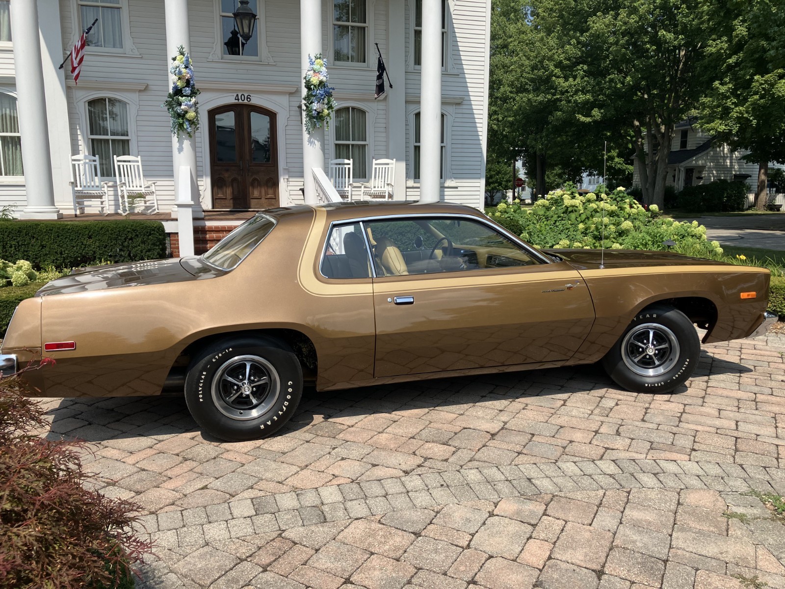 Plymouth-Road-Runner-1975-Coupe-4