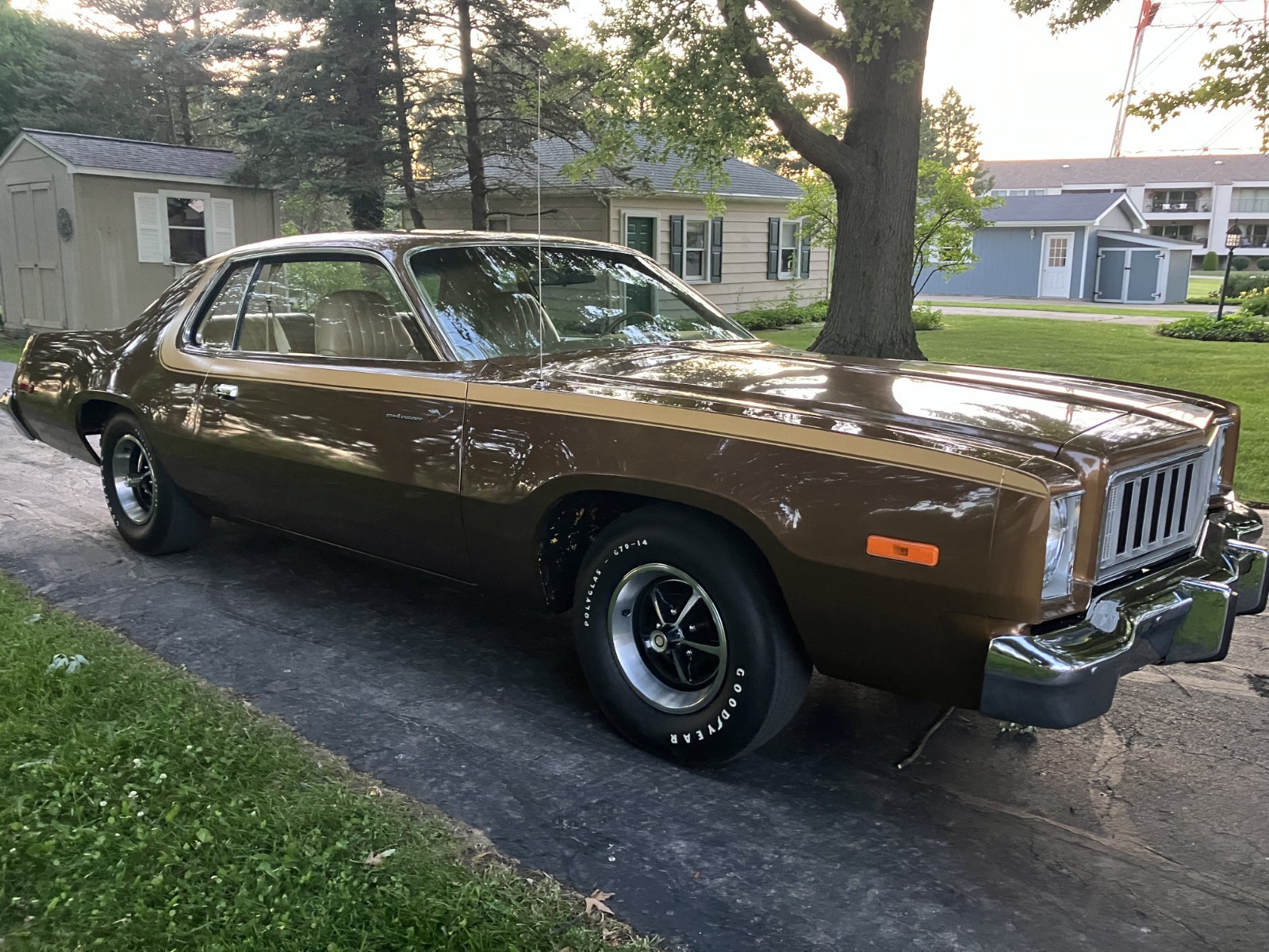 Plymouth-Road-Runner-1975-Coupe-9