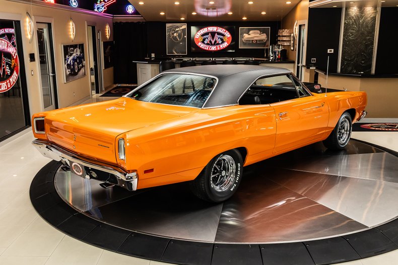 Plymouth-Road-runner-1969-Orange-10