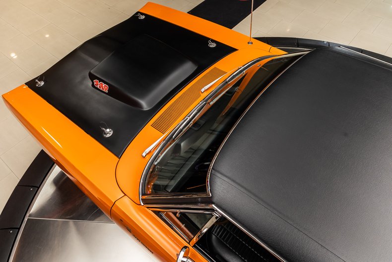 Plymouth-Road-runner-1969-Orange-19
