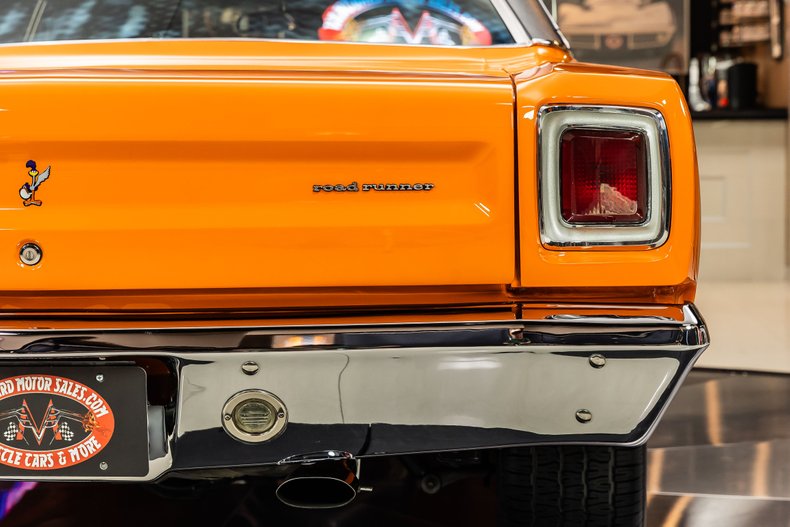 Plymouth-Road-runner-1969-Orange-23