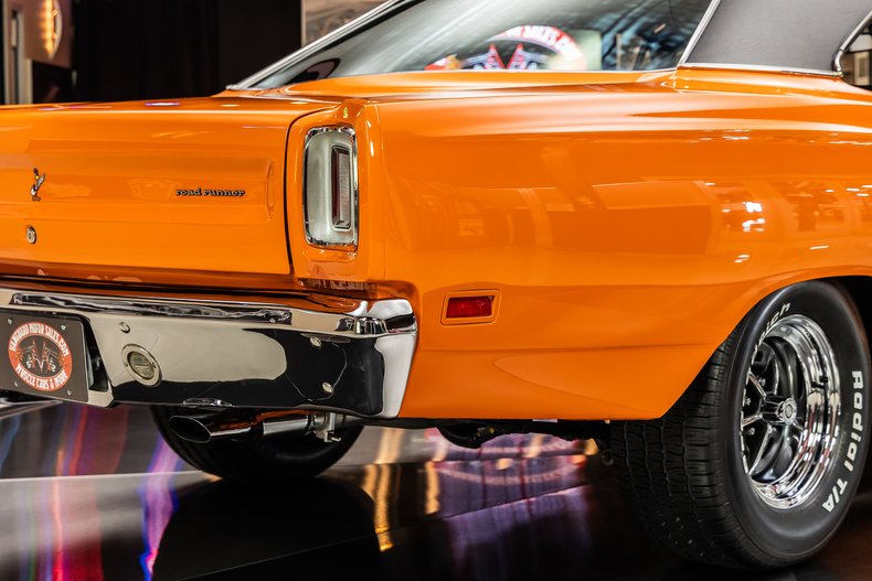 Plymouth-Road-runner-1969-Orange-24