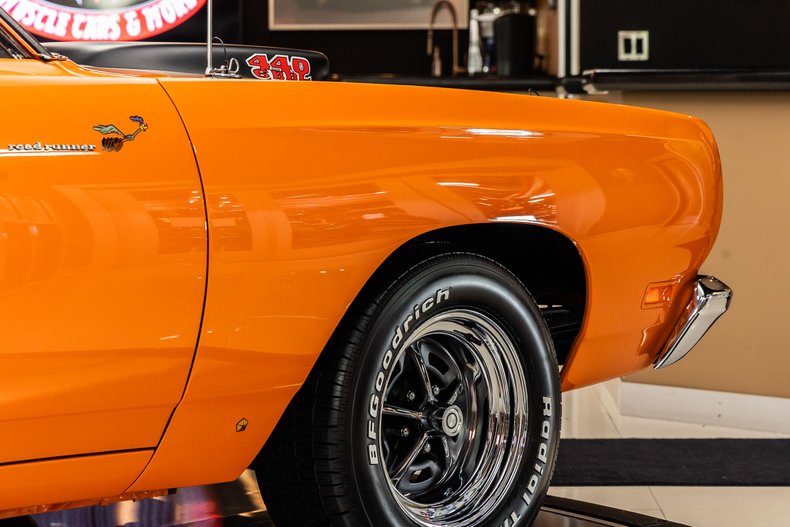 Plymouth-Road-runner-1969-Orange-26