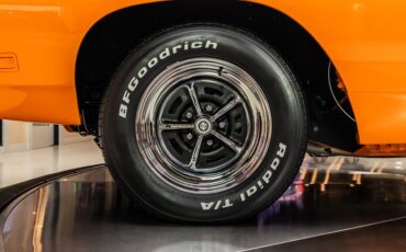 Plymouth-Road-runner-1969-Orange-32