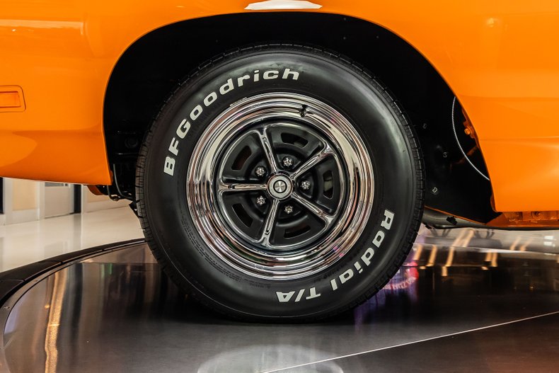 Plymouth-Road-runner-1969-Orange-32