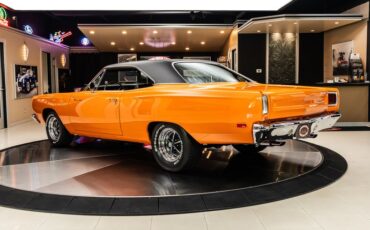 Plymouth-Road-runner-1969-Orange-33