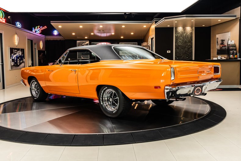 Plymouth-Road-runner-1969-Orange-33
