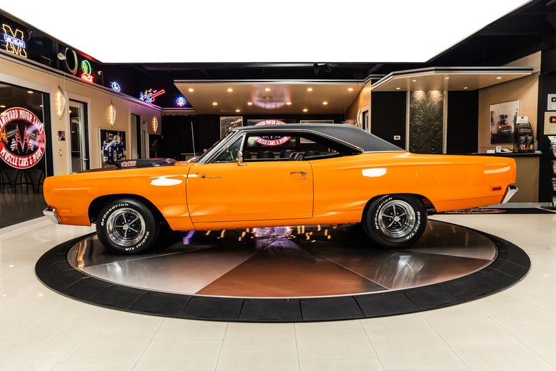 Plymouth-Road-runner-1969-Orange-35