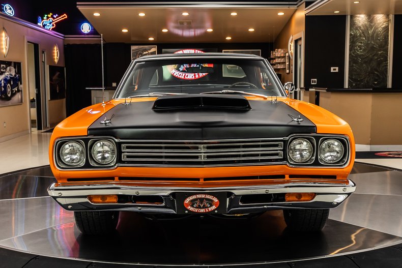 Plymouth-Road-runner-1969-Orange-4