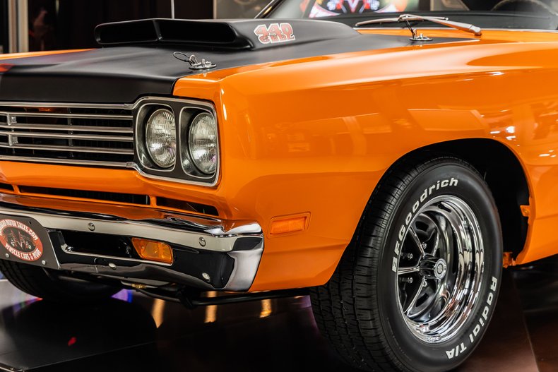 Plymouth-Road-runner-1969-Orange-45