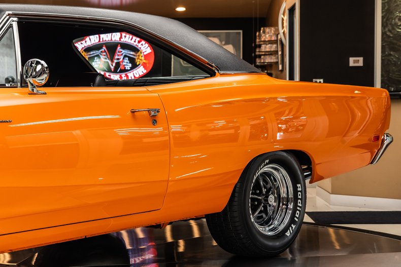 Plymouth-Road-runner-1969-Orange-46