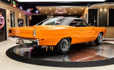 Plymouth-Road-runner-1969-Orange-9