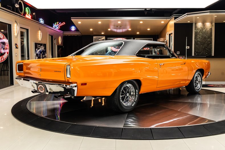 Plymouth-Road-runner-1969-Orange-9