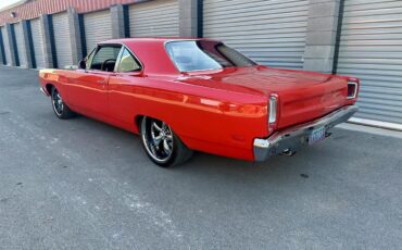 Plymouth-Road-runner-1969-Performance-Red-Black-1