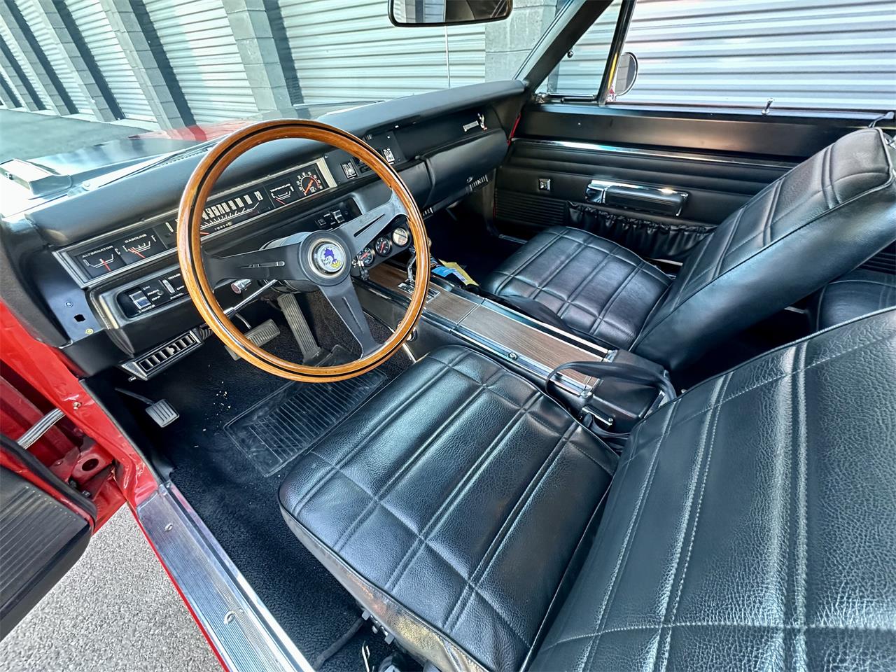 Plymouth-Road-runner-1969-Performance-Red-Black-2