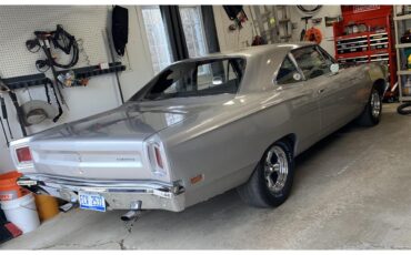 Plymouth-Road-runner-1969-Silver-Black-1