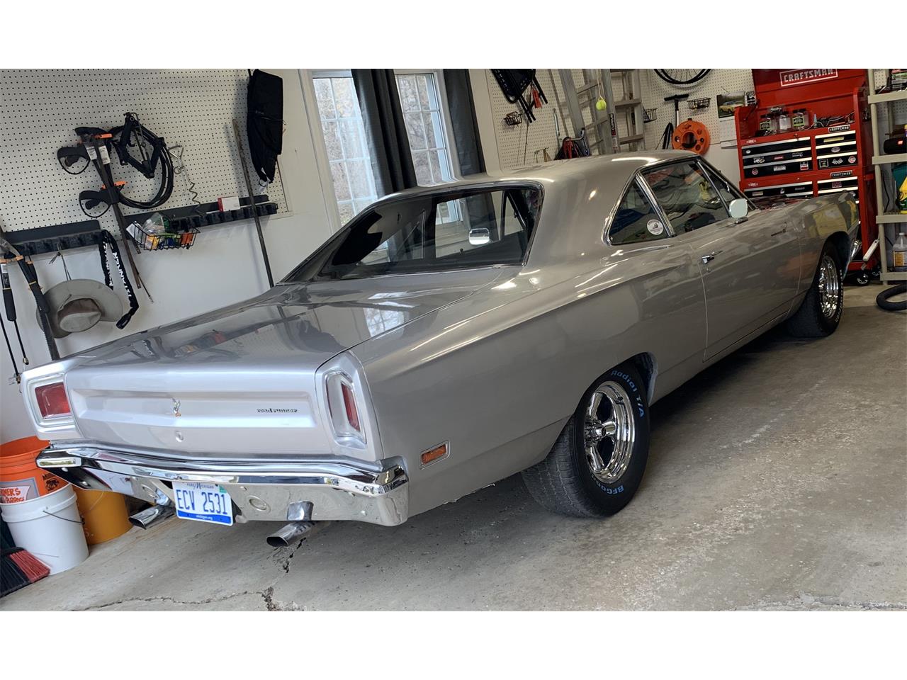 Plymouth-Road-runner-1969-Silver-Black-1
