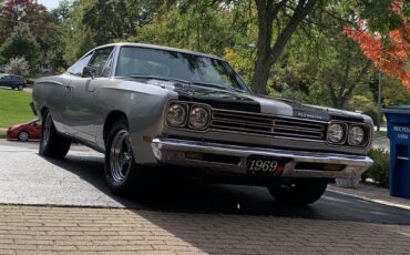 Plymouth-Road-runner-1969-Silver-Black-19