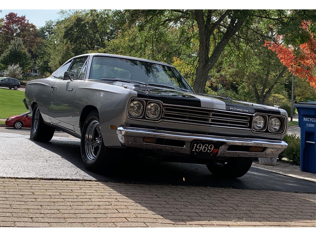 Plymouth-Road-runner-1969-Silver-Black-19