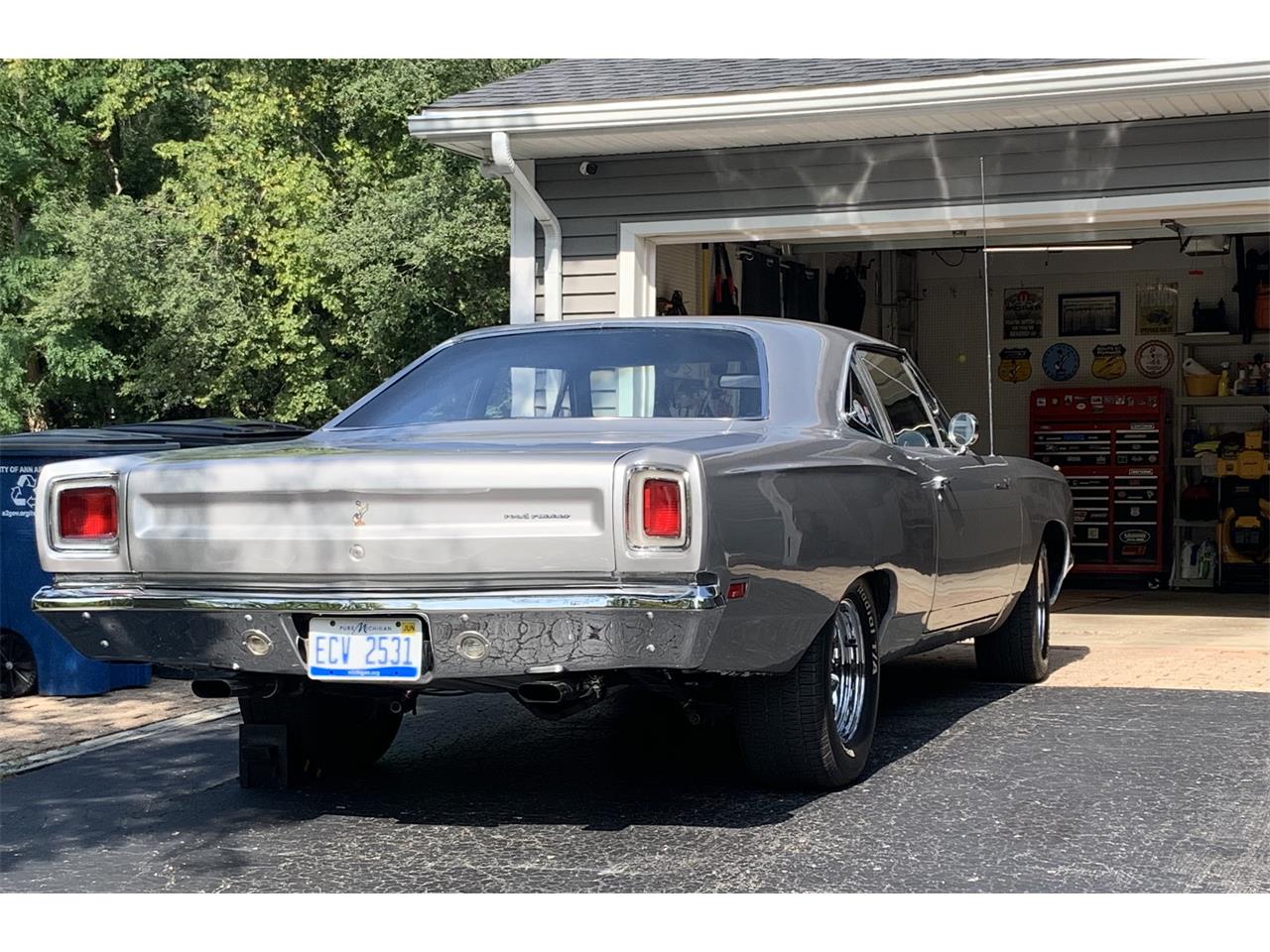 Plymouth-Road-runner-1969-Silver-Black-2