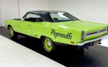 Plymouth-Road-runner-1969-Sublime-Green-Black-10