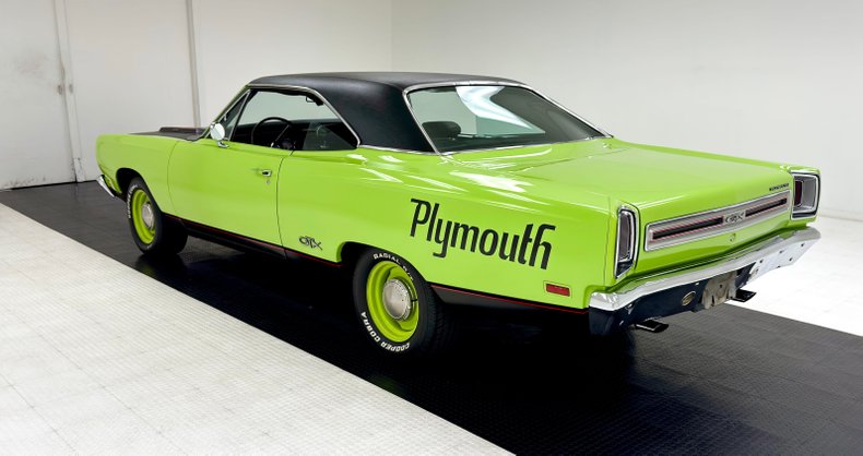 Plymouth-Road-runner-1969-Sublime-Green-Black-10