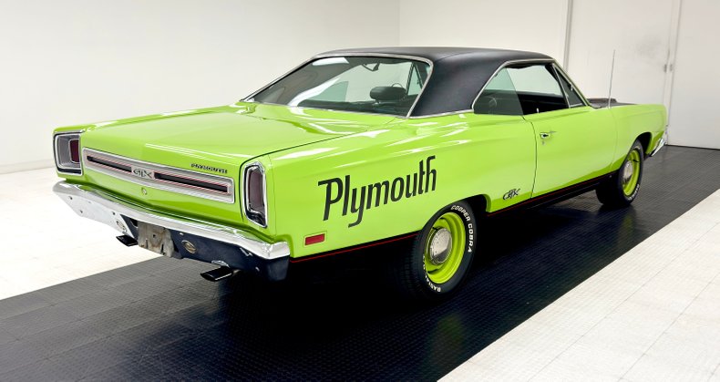 Plymouth-Road-runner-1969-Sublime-Green-Black-12