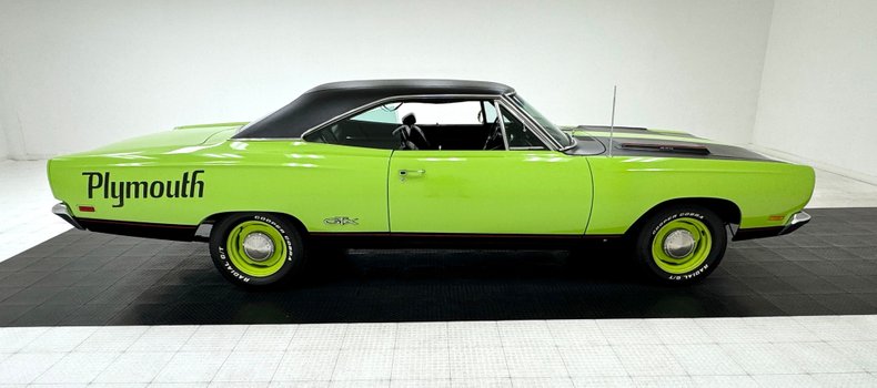 Plymouth-Road-runner-1969-Sublime-Green-Black-13