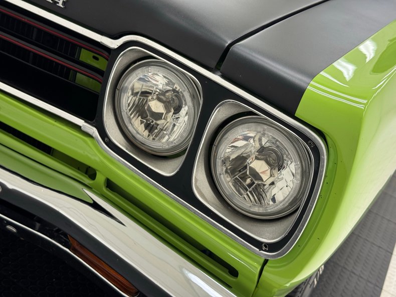 Plymouth-Road-runner-1969-Sublime-Green-Black-15