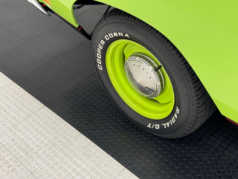 Plymouth-Road-runner-1969-Sublime-Green-Black-16
