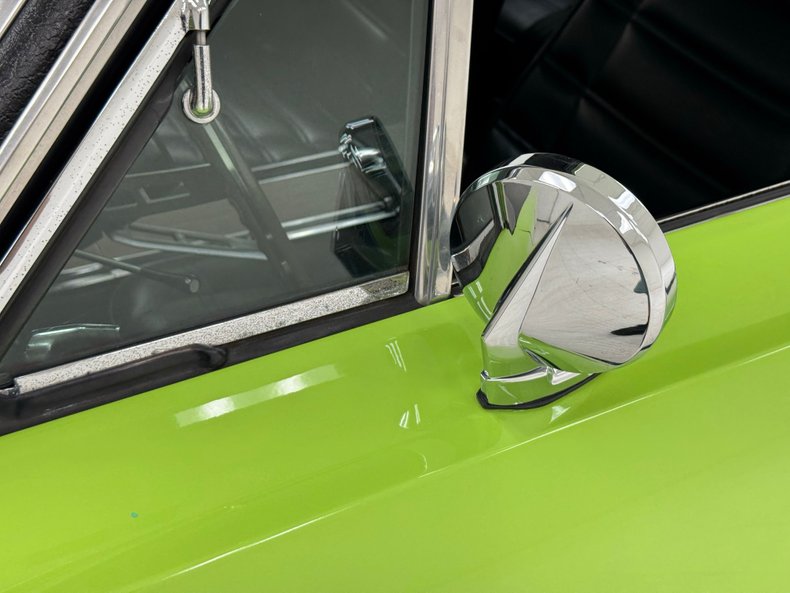Plymouth-Road-runner-1969-Sublime-Green-Black-24