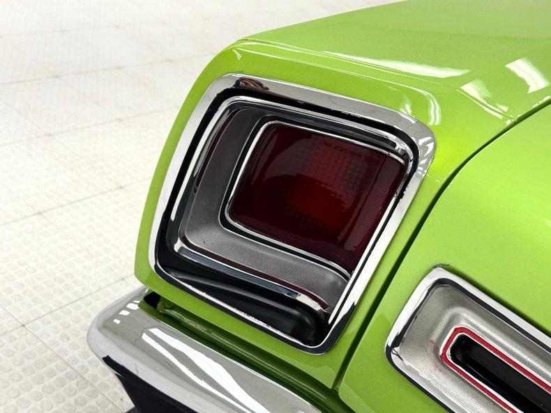 Plymouth-Road-runner-1969-Sublime-Green-Black-27