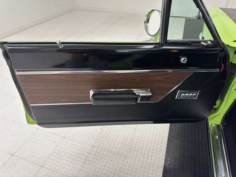 Plymouth-Road-runner-1969-Sublime-Green-Black-36
