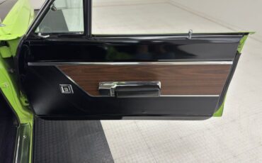 Plymouth-Road-runner-1969-Sublime-Green-Black-38