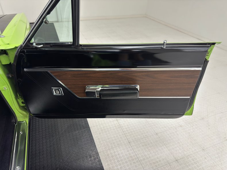Plymouth-Road-runner-1969-Sublime-Green-Black-38