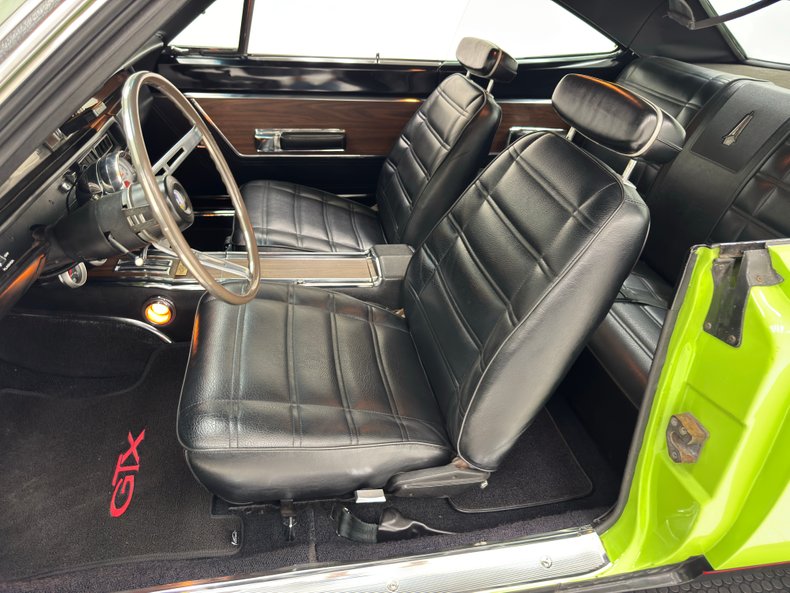 Plymouth-Road-runner-1969-Sublime-Green-Black-39
