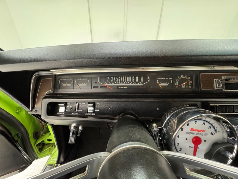 Plymouth-Road-runner-1969-Sublime-Green-Black-4