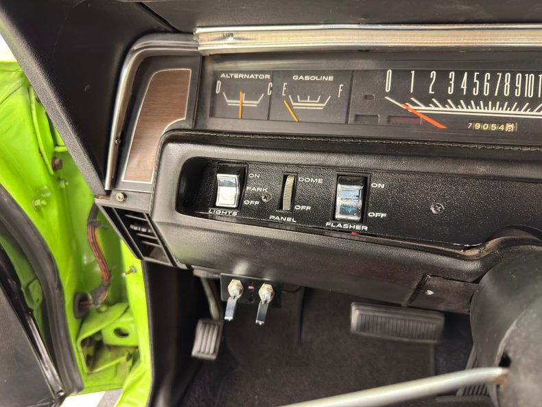 Plymouth-Road-runner-1969-Sublime-Green-Black-42