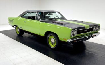 Plymouth-Road-runner-1969-Sublime-Green-Black-9