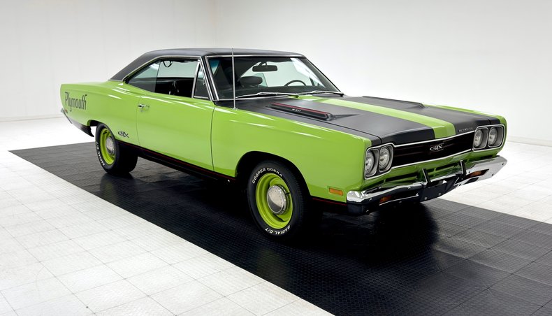 Plymouth-Road-runner-1969-Sublime-Green-Black-9
