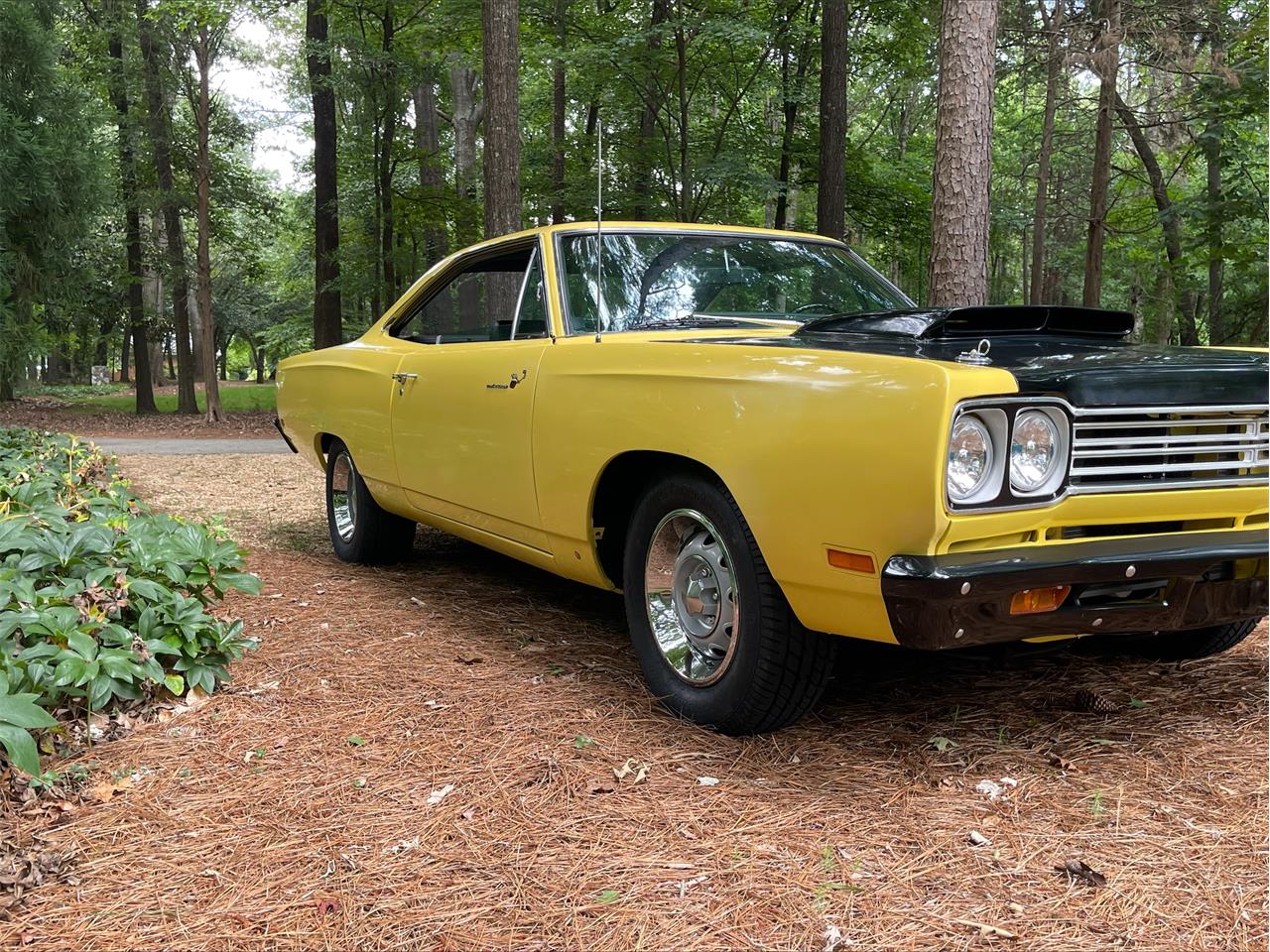 Plymouth-Road-runner-1969-Yellow-Black-1