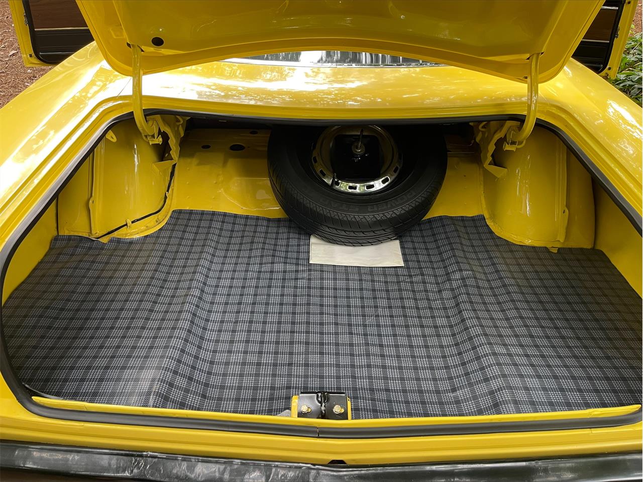 Plymouth-Road-runner-1969-Yellow-Black-18