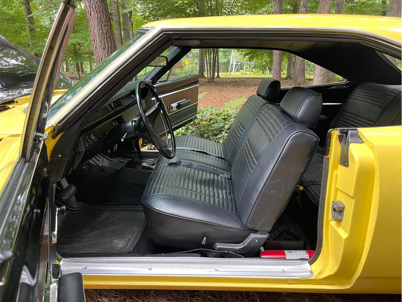 Plymouth-Road-runner-1969-Yellow-Black-2
