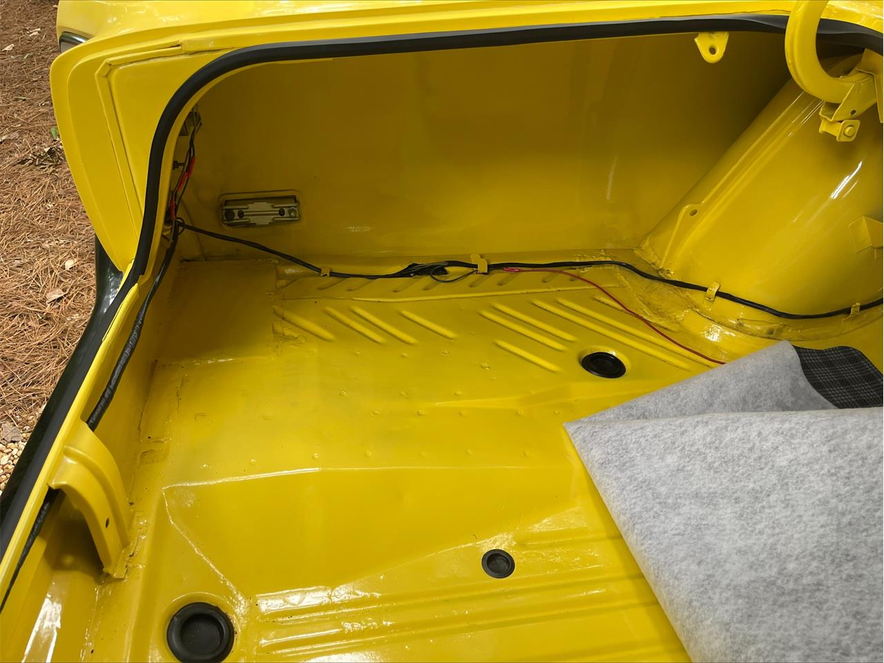 Plymouth-Road-runner-1969-Yellow-Black-20