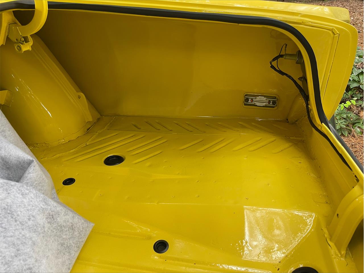 Plymouth-Road-runner-1969-Yellow-Black-21