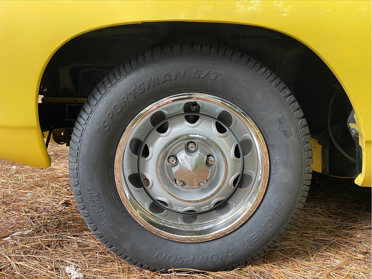 Plymouth-Road-runner-1969-Yellow-Black-22